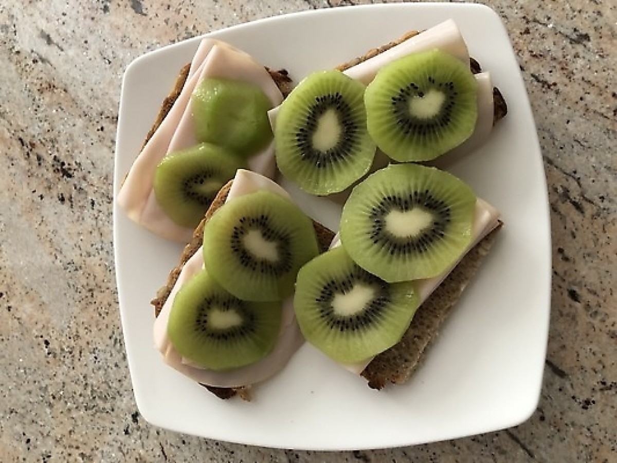 Przepis na Kanapka z szynką i kiwi