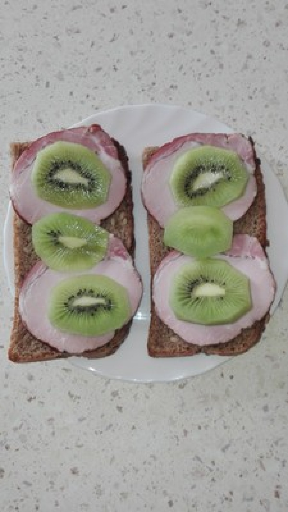 Przepis na Kanapka z szynką i kiwi