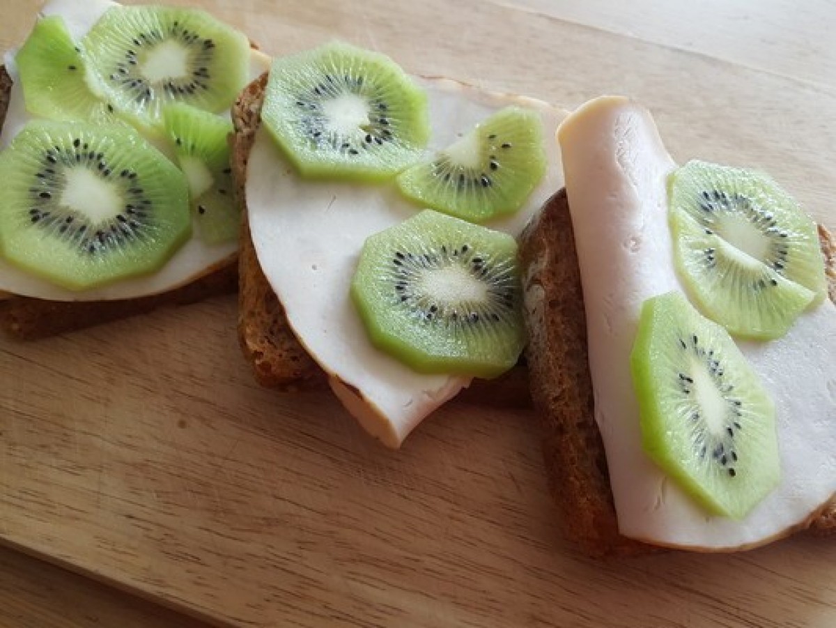 Przepis na Kanapka z szynką i kiwi