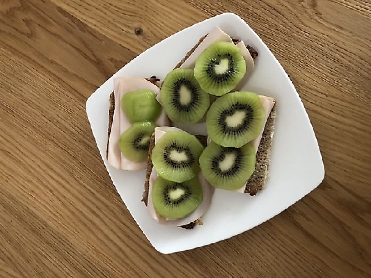 Przepis na Kanapka z szynką i kiwi