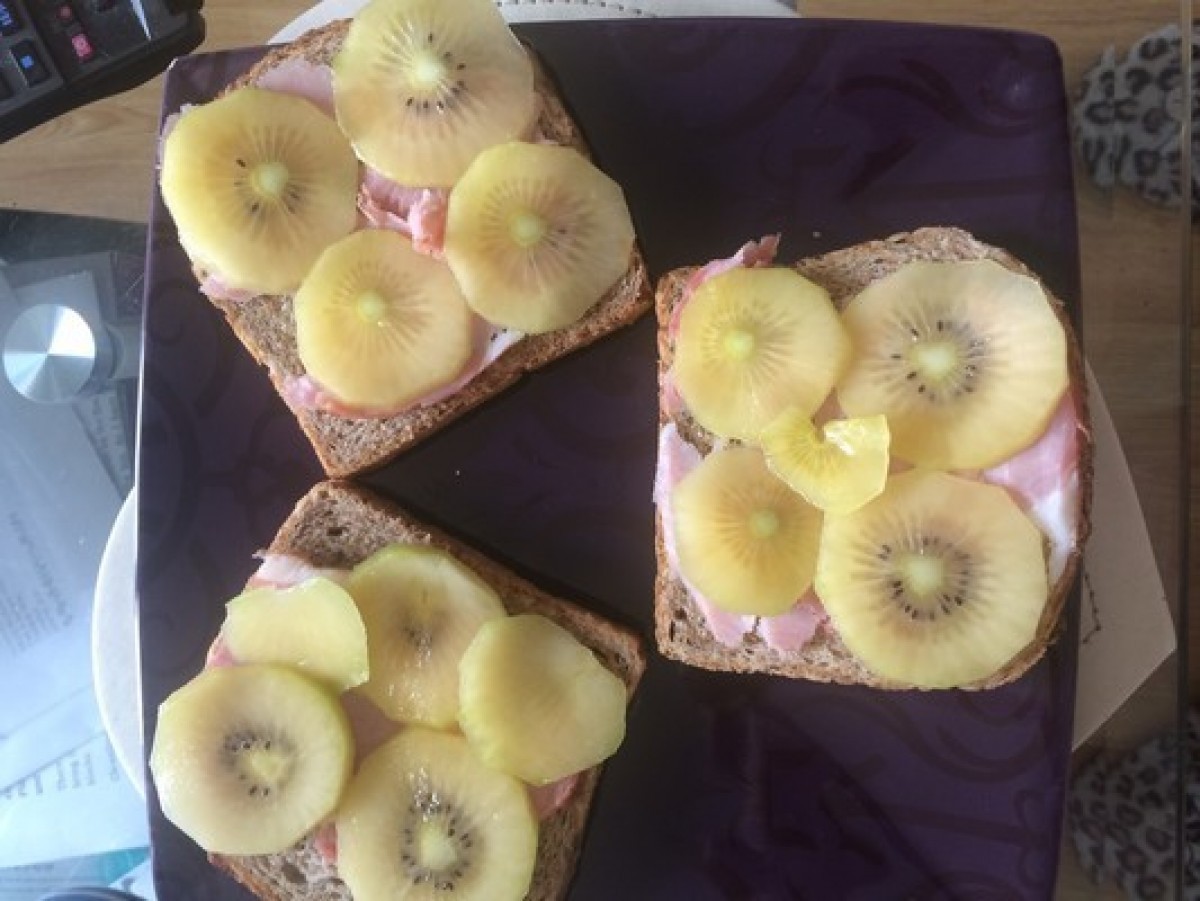 Przepis na Kanapka z szynką i kiwi