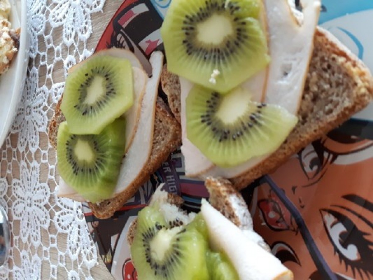 Przepis na Kanapka z szynką i kiwi
