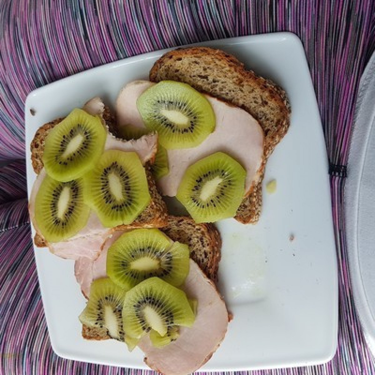 Przepis na Kanapka z szynką i kiwi