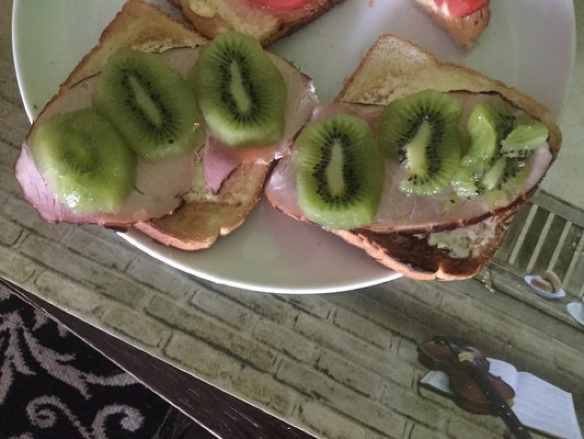 Przepis na Kanapka z szynką i kiwi