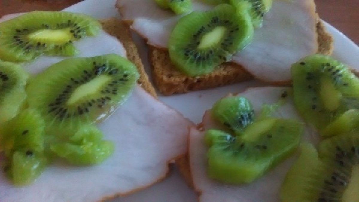 Przepis na Kanapka z szynką i kiwi