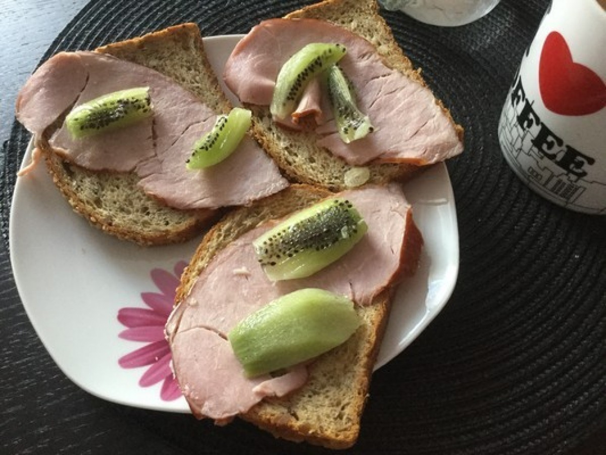 Przepis na Kanapka z szynką i kiwi