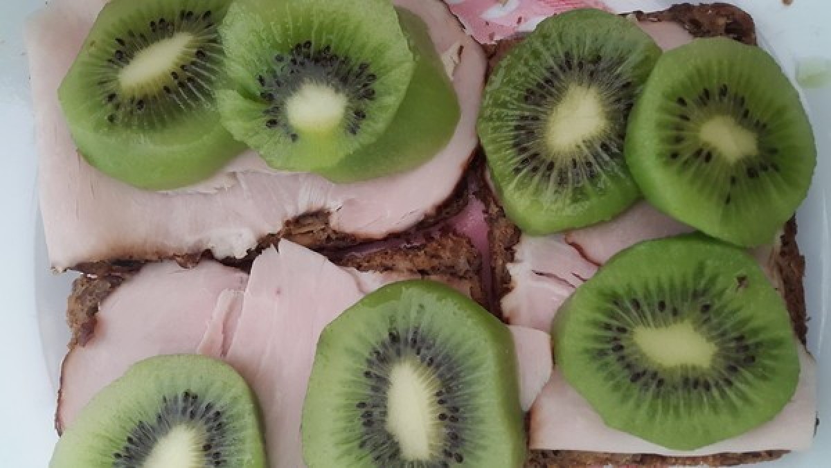 Przepis na Kanapka z szynką i kiwi