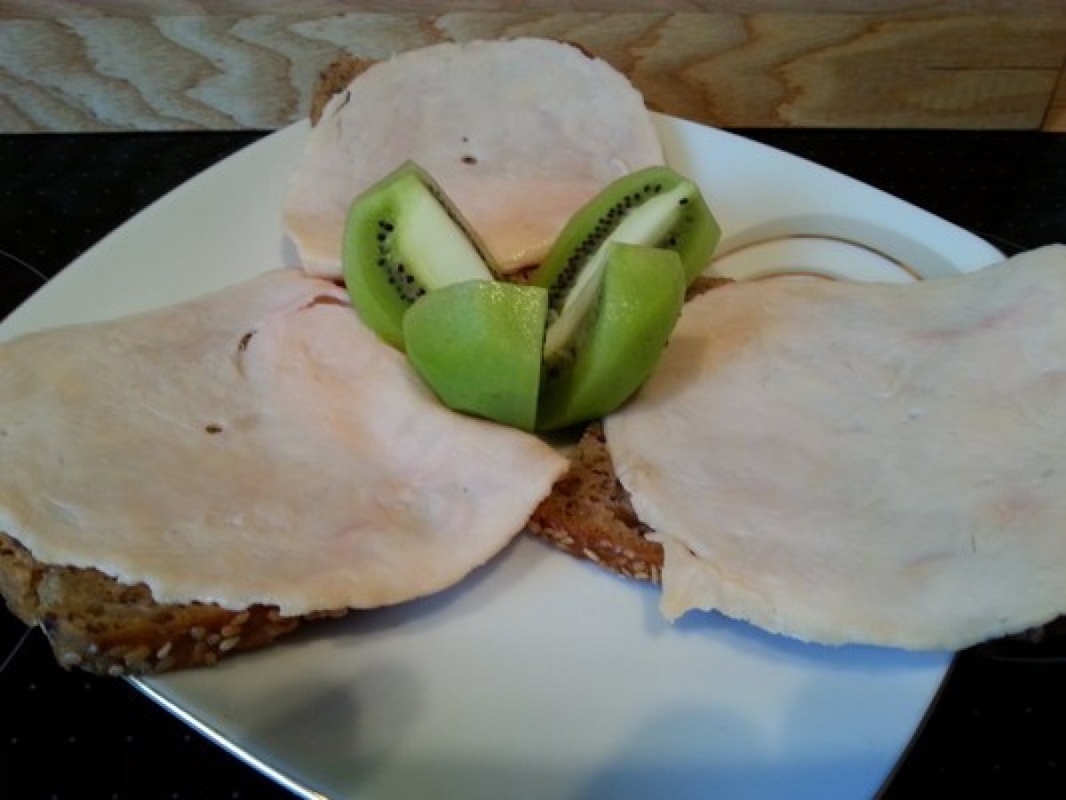 Przepis na Kanapka z szynką i kiwi