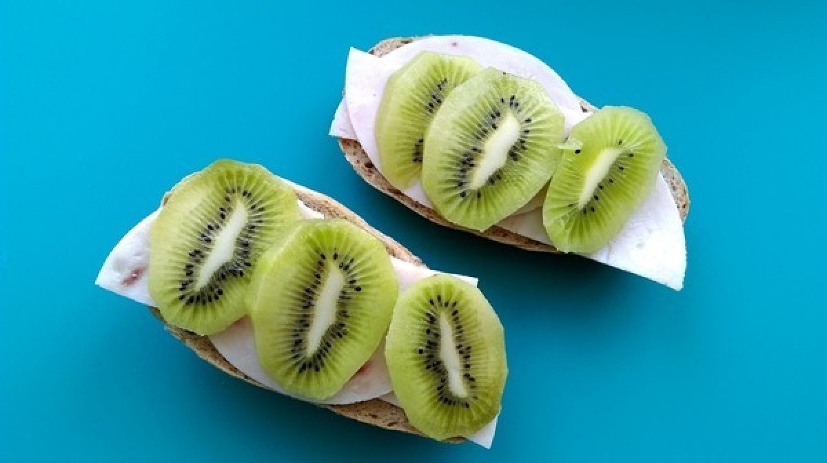 Przepis na Kanapka z szynką i kiwi