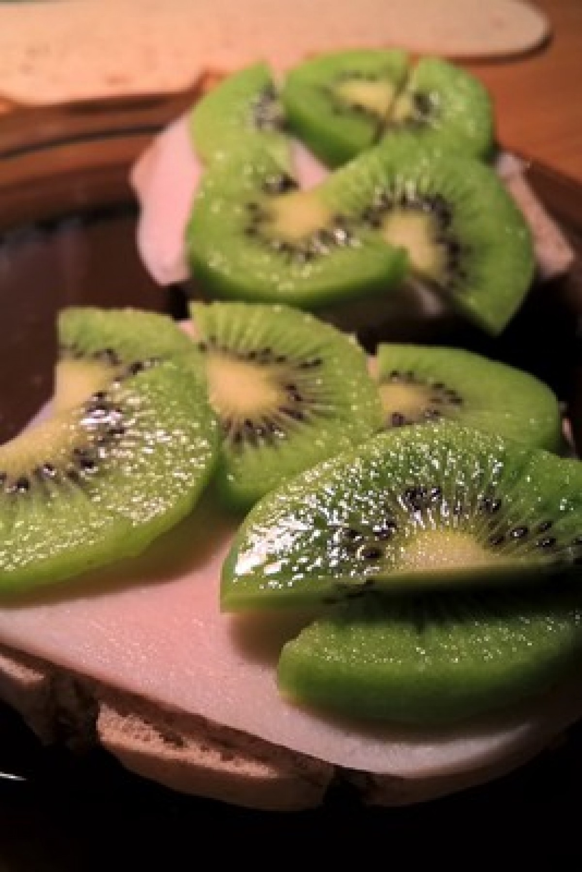 Przepis na Kanapka z szynką i kiwi
