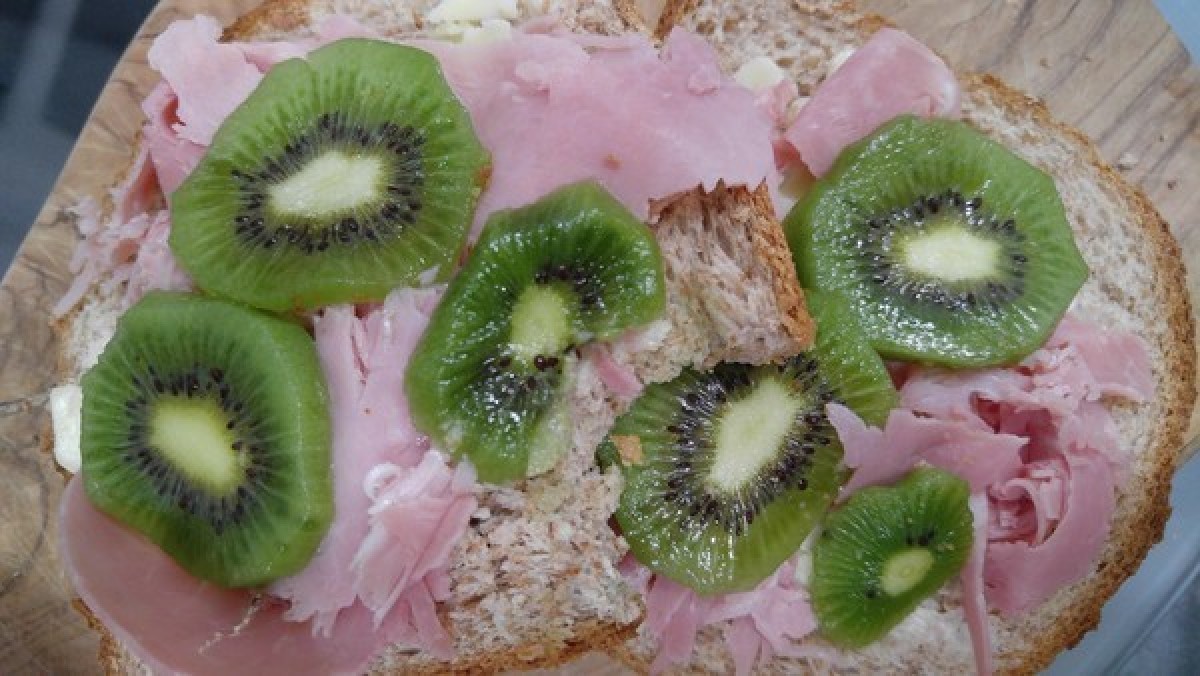Przepis na Kanapka z szynką i kiwi