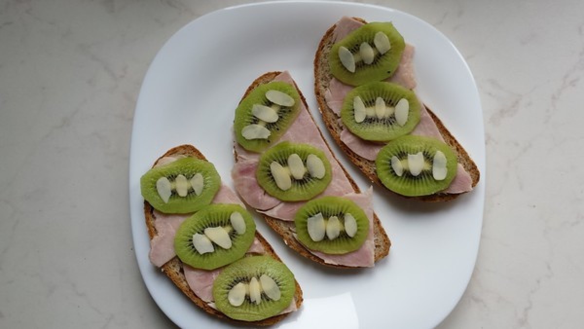 Przepis na Kanapka z szynką i kiwi