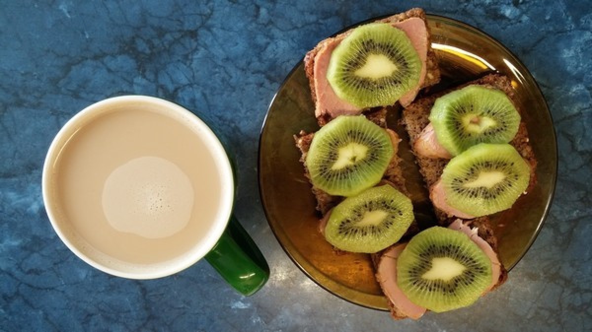 Przepis na Kanapka z szynką i kiwi