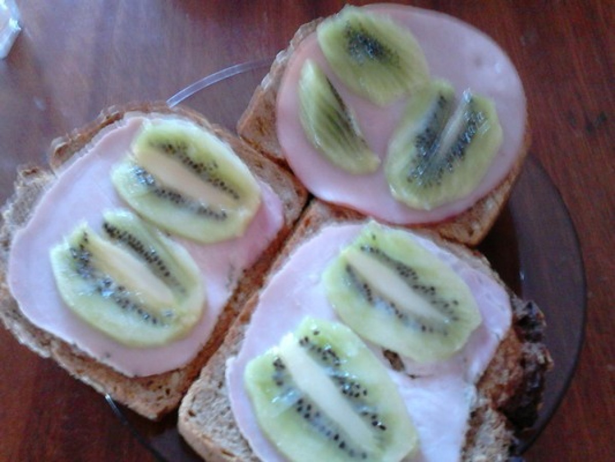 Przepis na Kanapka z szynką i kiwi