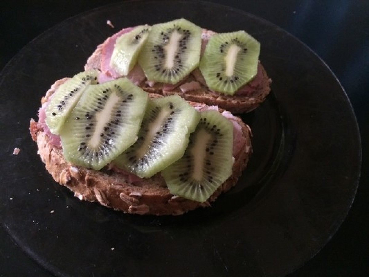 Przepis na Kanapka z szynką i kiwi