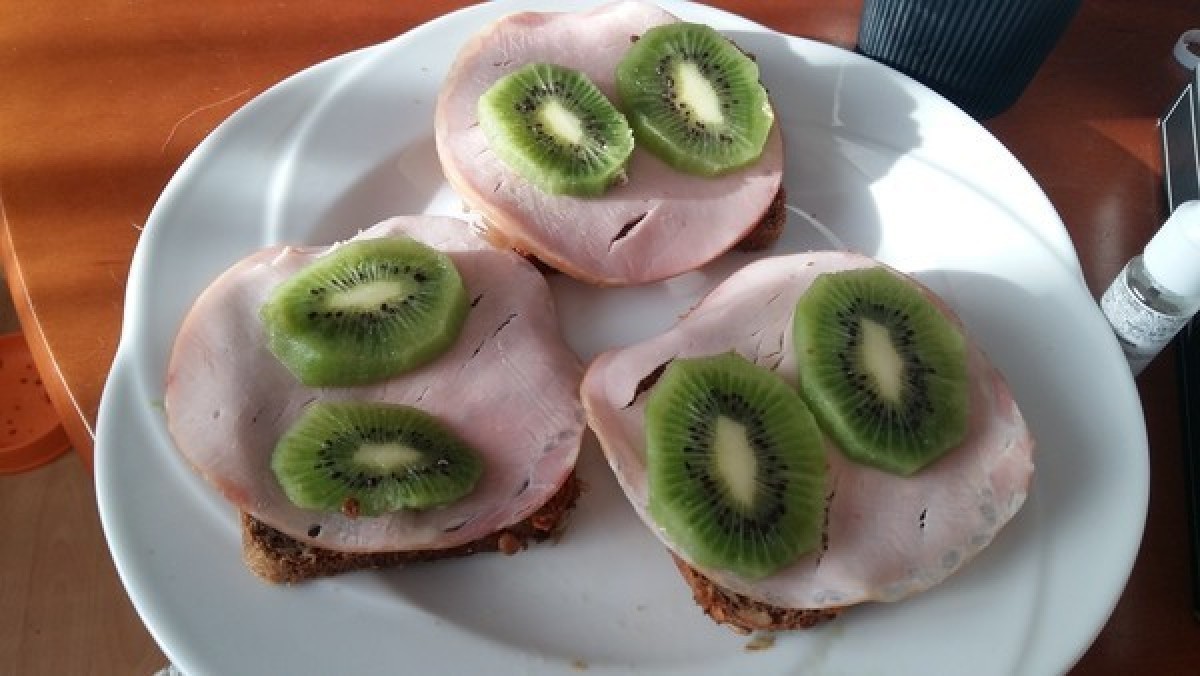 Przepis na Kanapka z szynką i kiwi