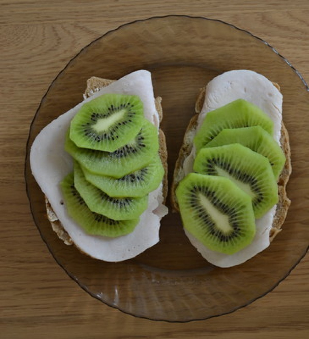 Przepis na Kanapka z szynką i kiwi