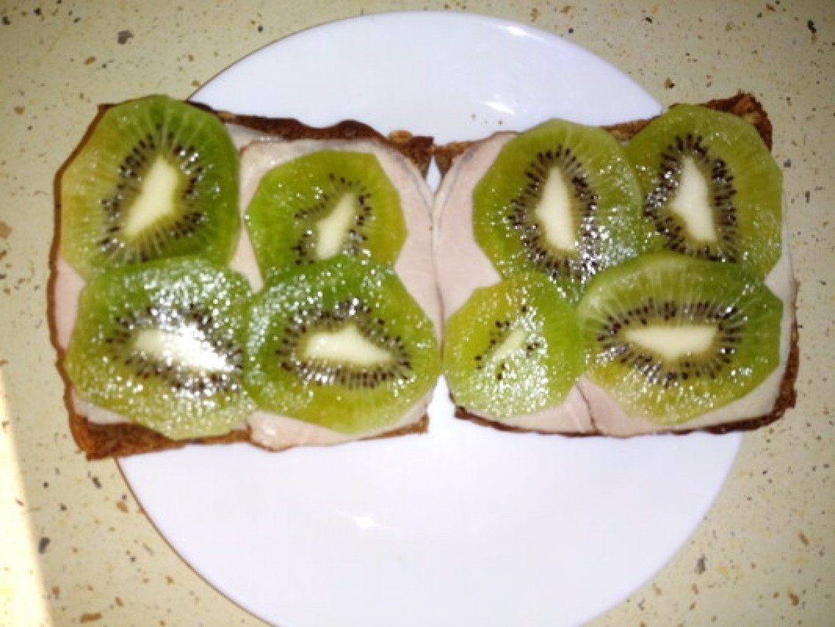 Przepis na Kanapka z szynką i kiwi