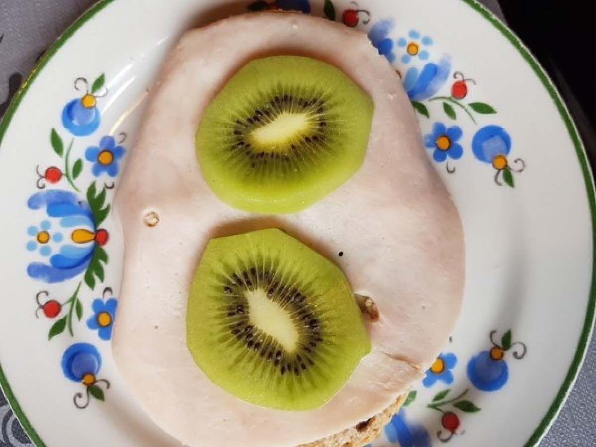 Przepis na Kanapka z szynką i kiwi