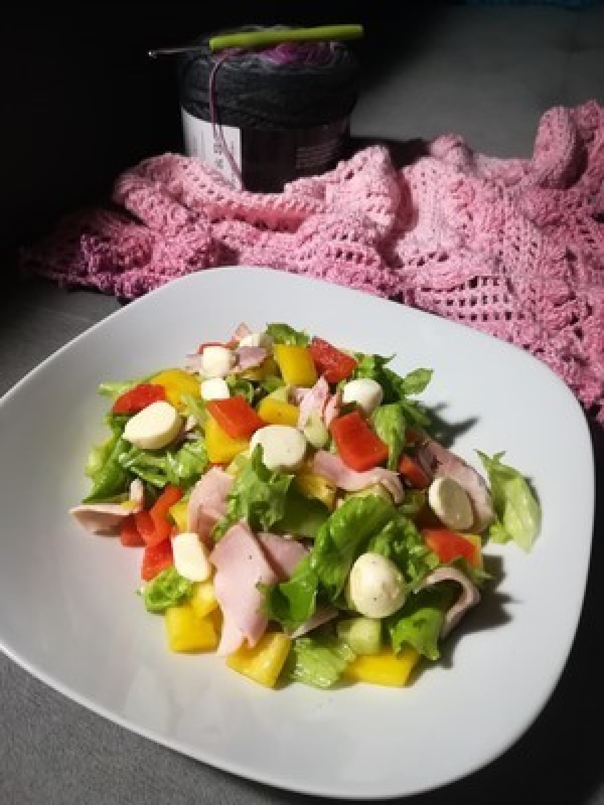 Przepis na Sałatka z kurczakiem i mozzarellą