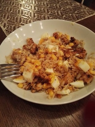 Sałatka curry z indykiem i ryżem