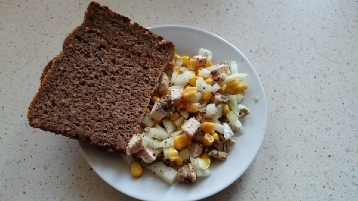 Przepis na Kanapka z kurczakiem, cebulą i kukurydzą