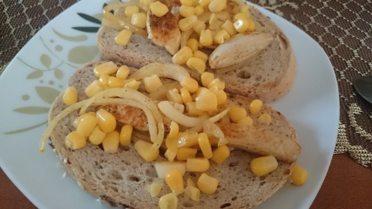 Przepis na Kanapka z kurczakiem, cebulą i kukurydzą