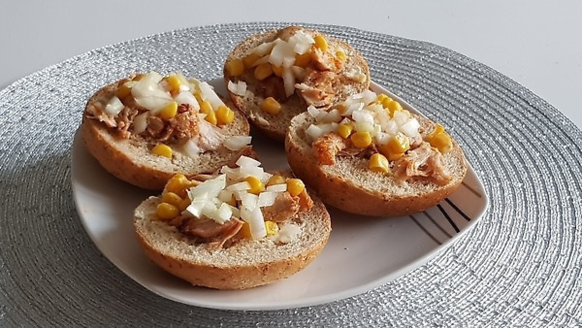 Przepis na Kanapka z kurczakiem, cebulą i kukurydzą