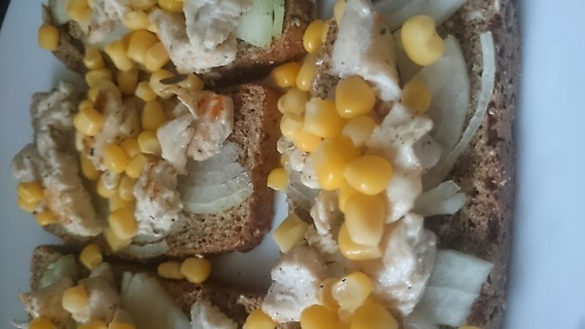 Przepis na Kanapka z kurczakiem, cebulą i kukurydzą