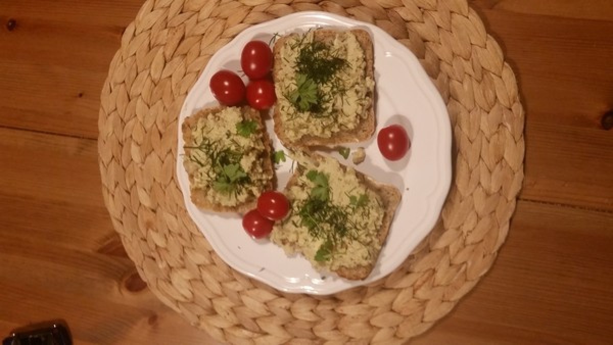 Przepis na Kanapka z pastą jajeczno-pieczarkową sałatą i rzodkiewką