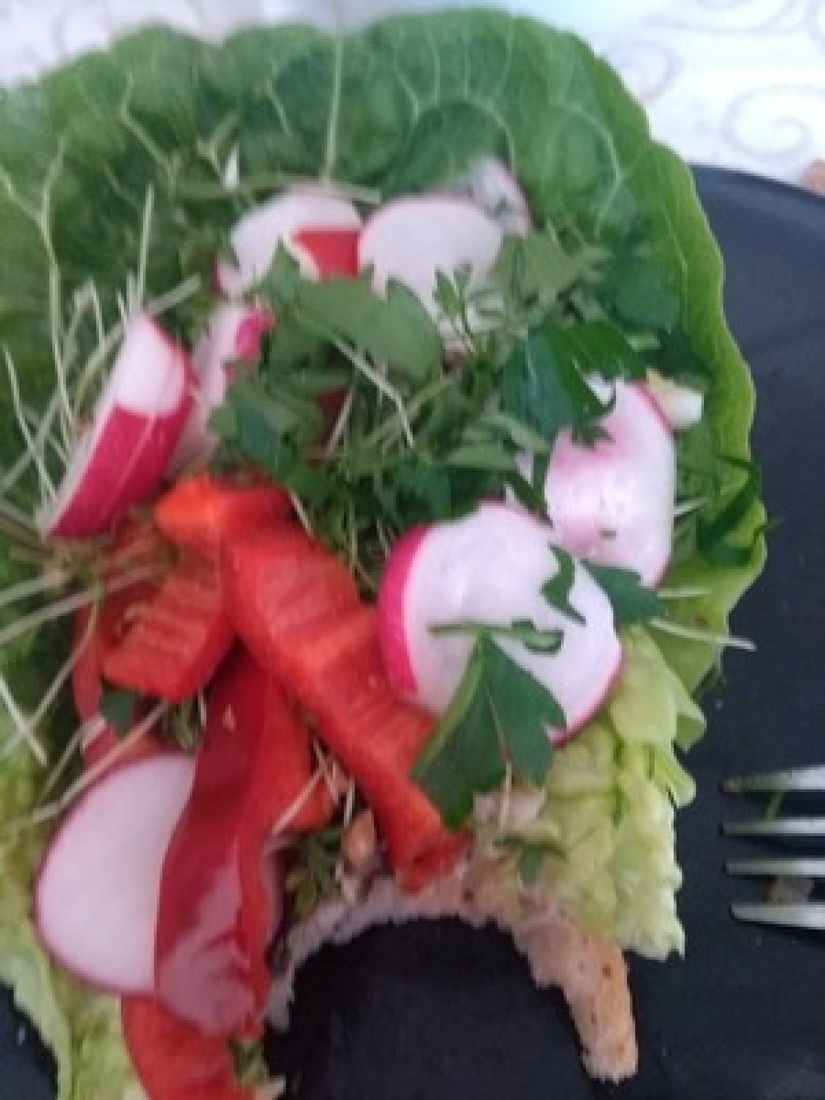 Przepis na Kanapka z pastą jajeczno-pieczarkową sałatą i rzodkiewką