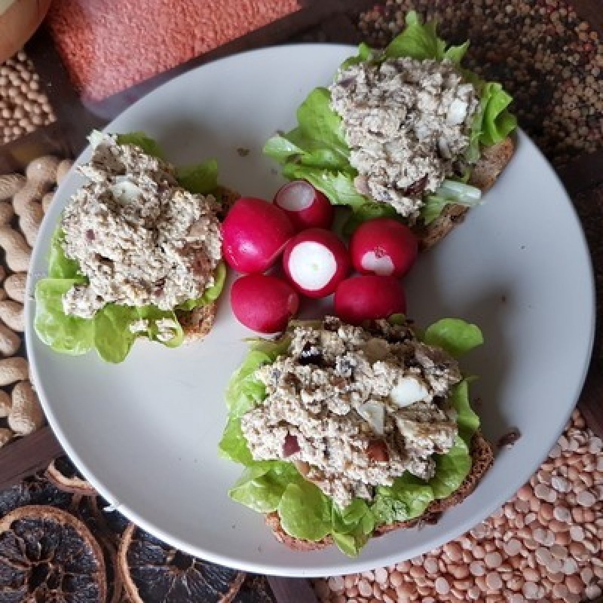 Przepis na Kanapka z pastą jajeczno-pieczarkową sałatą i rzodkiewką
