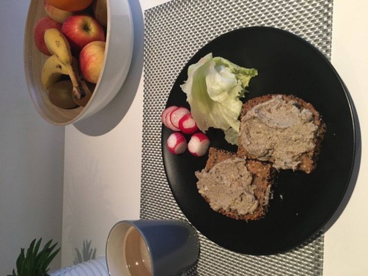 Przepis na Kanapka z pastą jajeczno-pieczarkową sałatą i rzodkiewką