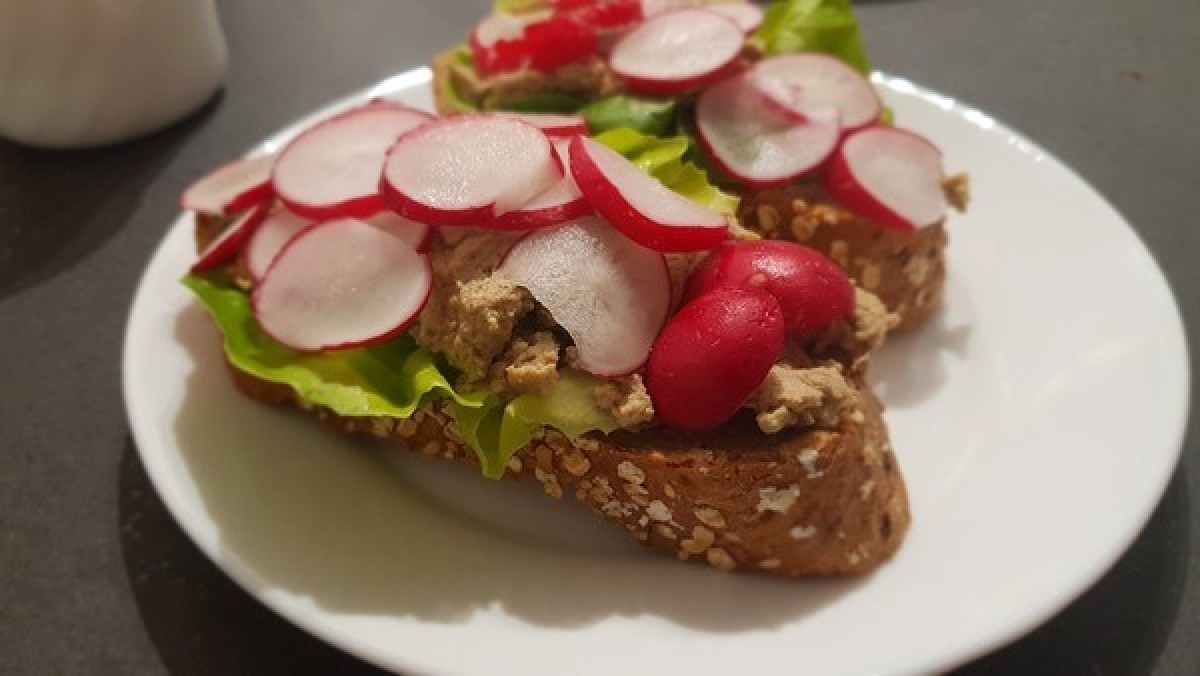 Przepis na Kanapka z pastą jajeczno-pieczarkową sałatą i rzodkiewką