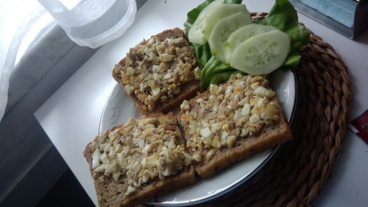 Przepis na Kanapka z pastą jajeczno-pieczarkową sałatą i rzodkiewką
