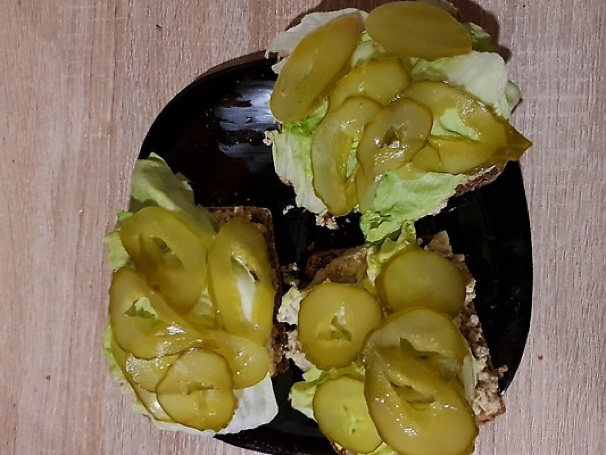 Przepis na Kanapka z pastą jajeczno-pieczarkową sałatą i rzodkiewką