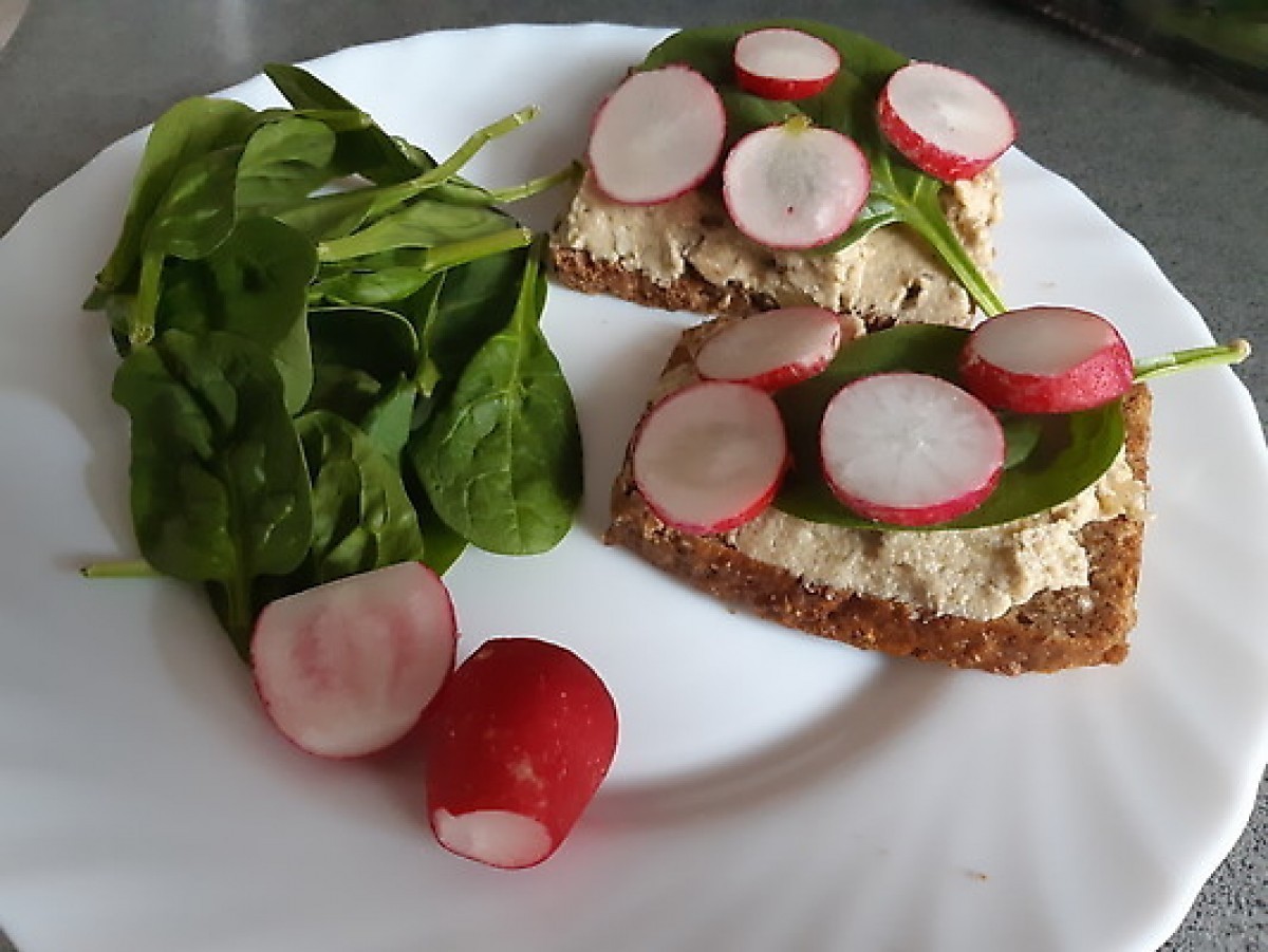 Przepis na Kanapka z pastą jajeczno-pieczarkową sałatą i rzodkiewką