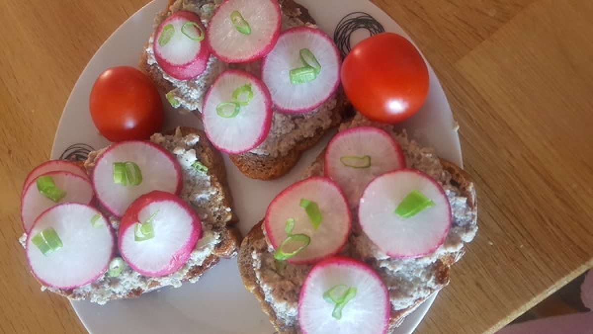Przepis na Kanapka z pastą jajeczno-pieczarkową sałatą i rzodkiewką