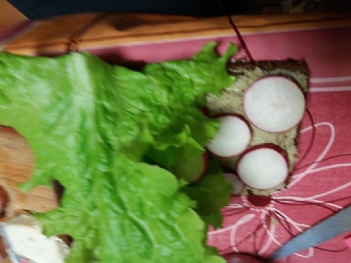 Przepis na Kanapka z pastą jajeczno-pieczarkową sałatą i rzodkiewką