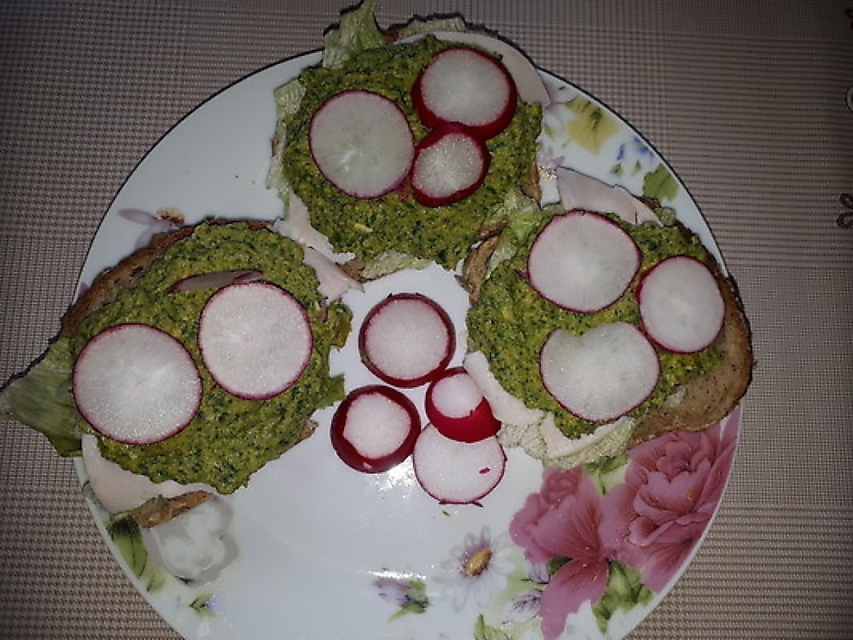 Przepis na Kanapka z pastą jajeczno-pieczarkową sałatą i rzodkiewką
