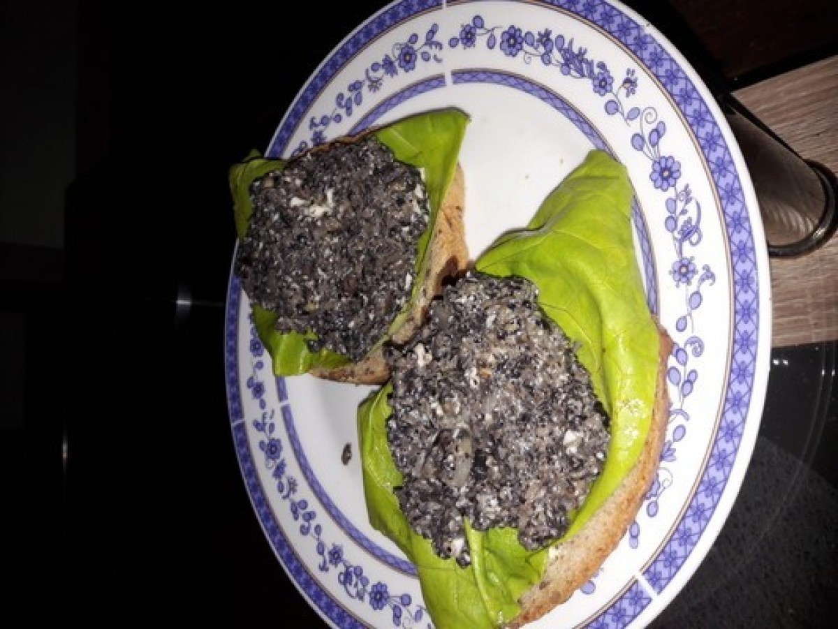 Przepis na Kanapka z pastą jajeczno-pieczarkową sałatą i rzodkiewką