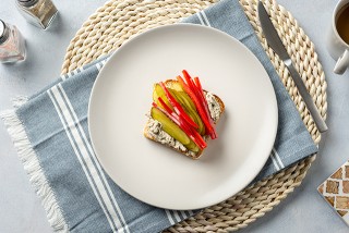 Kanapka z pastą jajeczno-pieczarkową papryką i ogórkiem