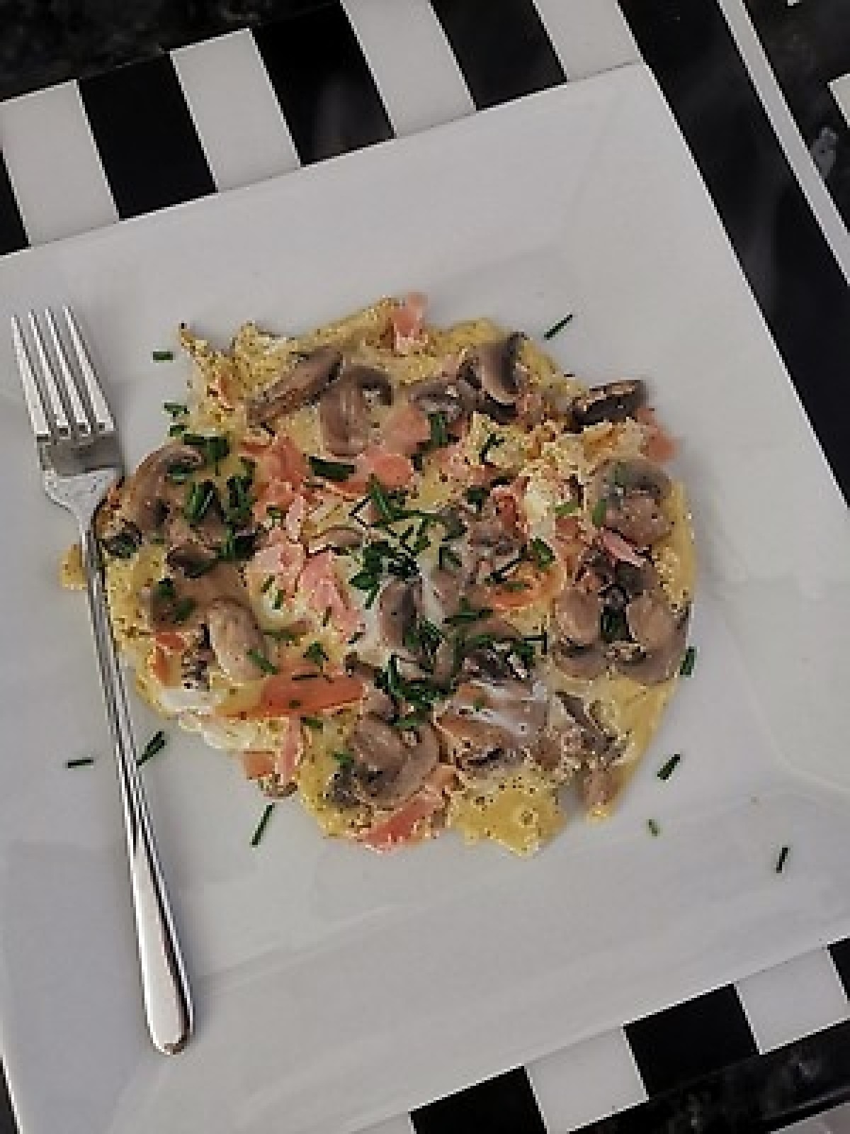 Przepis na Omlet z ziemniakami, pieczarkami i szynką