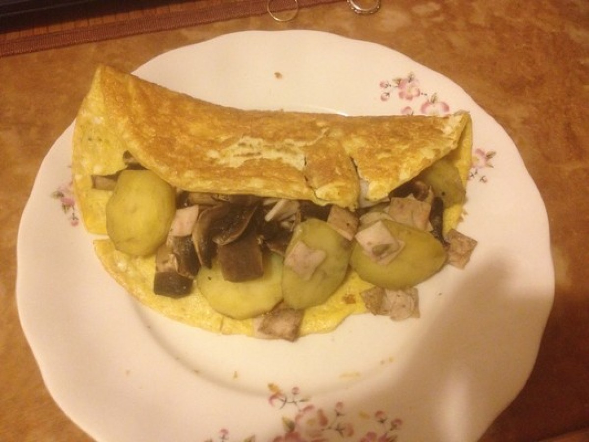Przepis na Omlet z ziemniakami, pieczarkami i szynką
