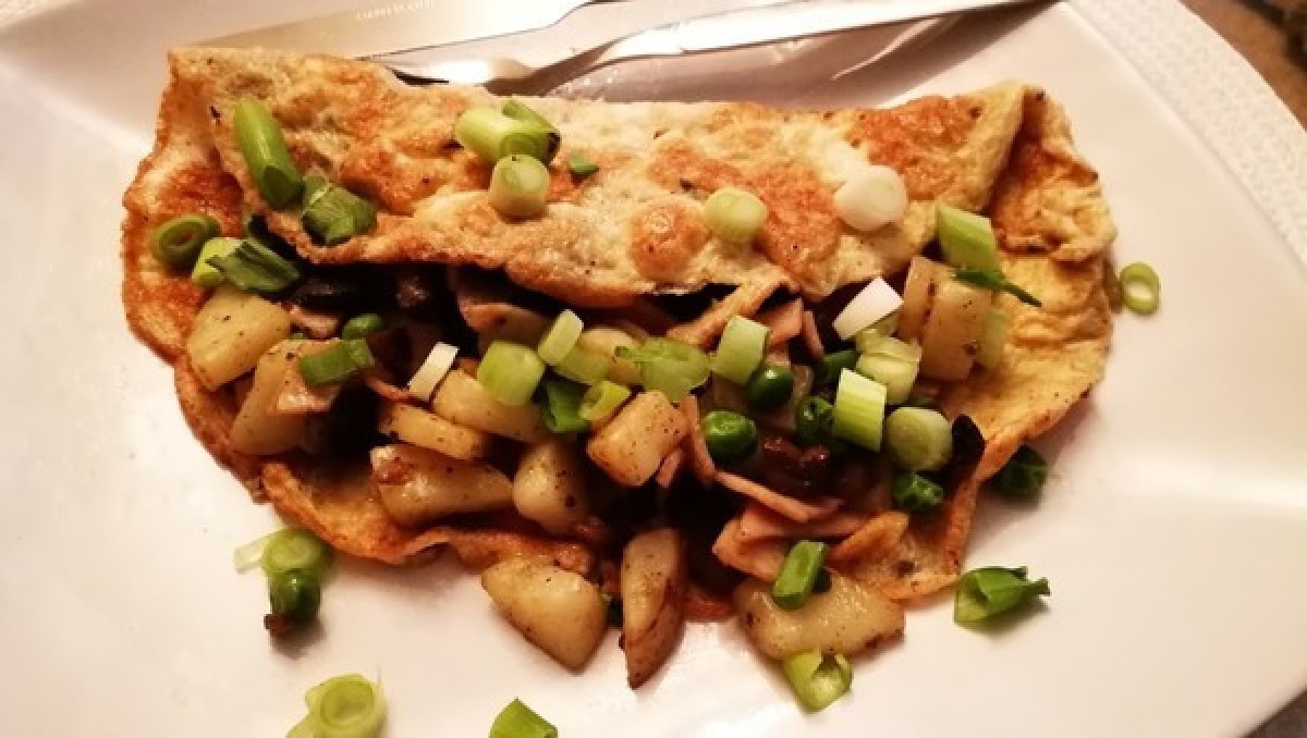 Przepis na Omlet z ziemniakami, pieczarkami i szynką