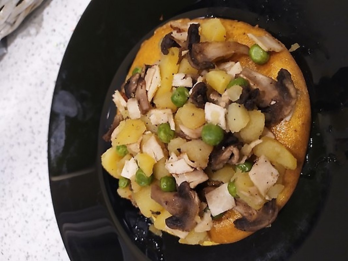 Przepis na Omlet z ziemniakami, pieczarkami i szynką