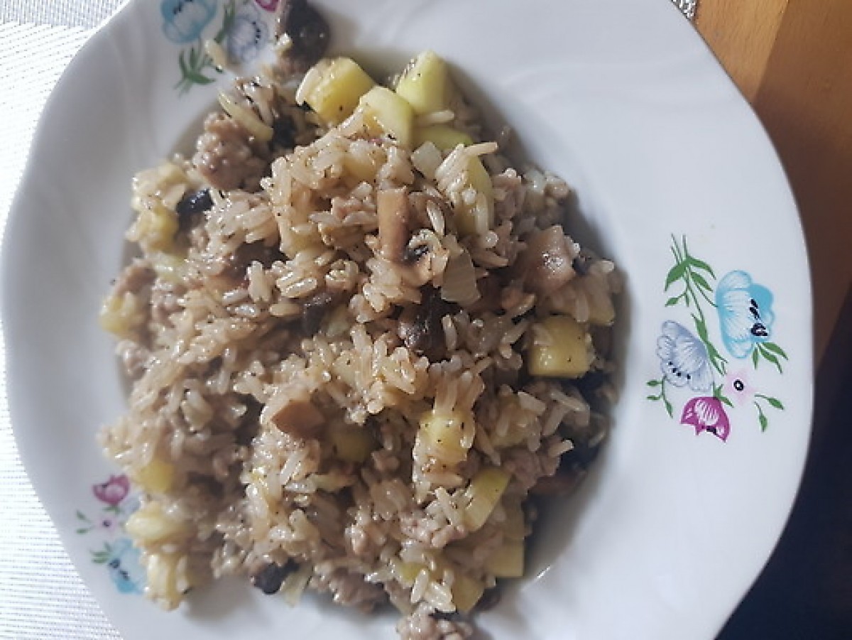 Przepis na Mięso mielone z ryżem cukinią i pieczarkami