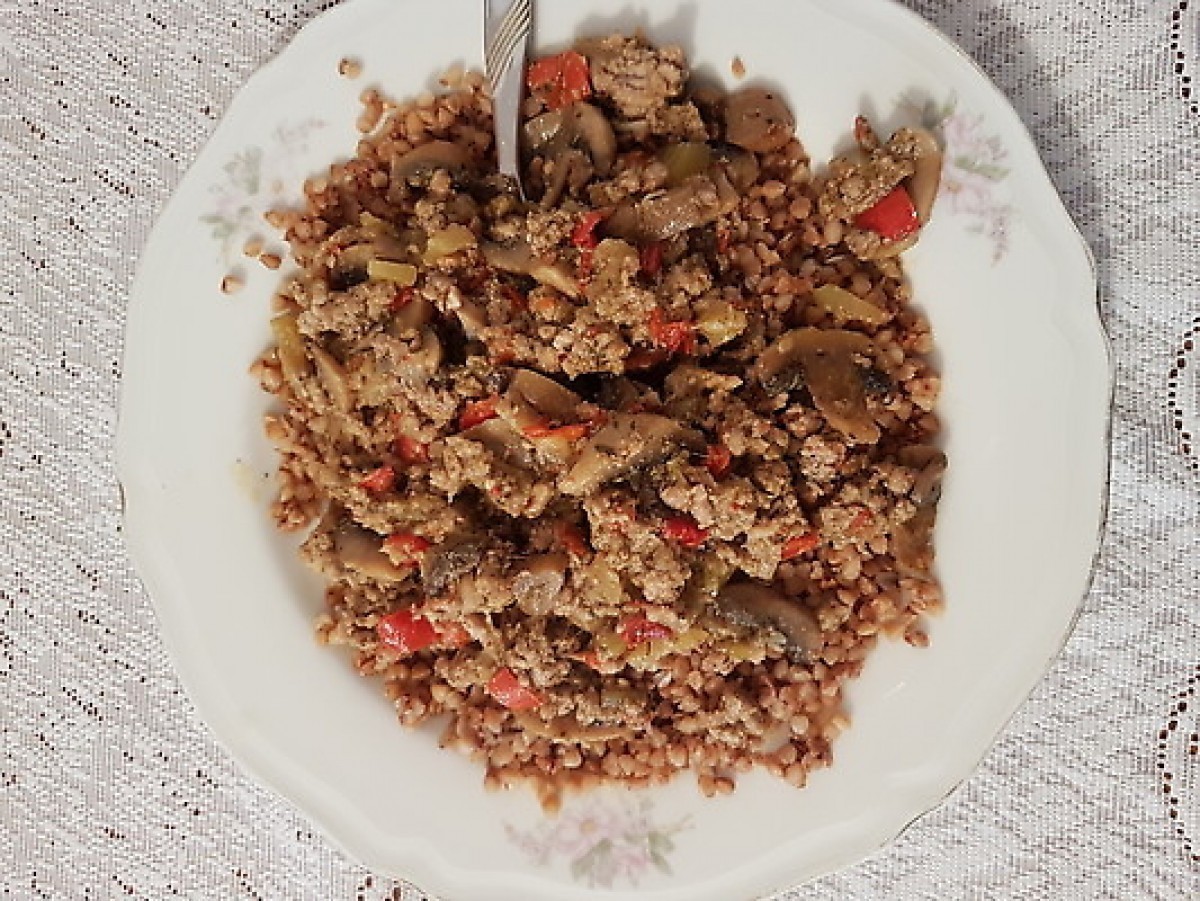 Przepis na Mięso mielone z ryżem cukinią i pieczarkami