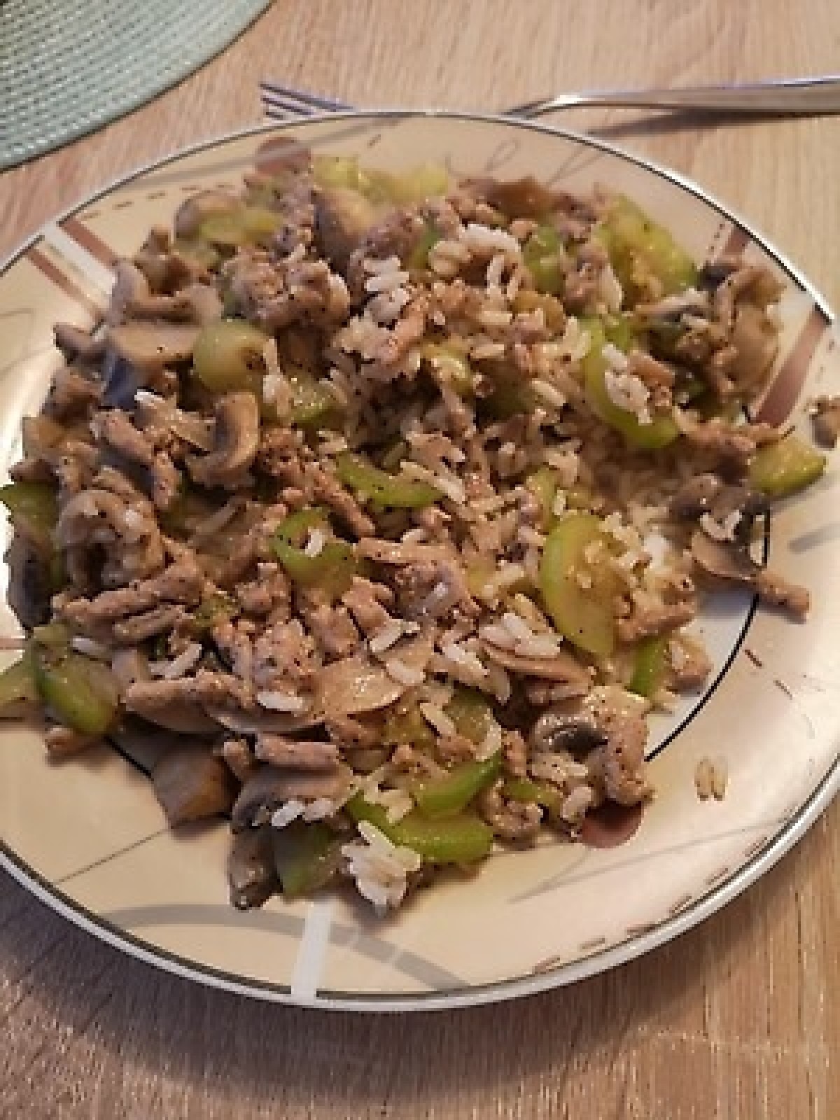 Przepis na Mięso mielone z ryżem cukinią i pieczarkami