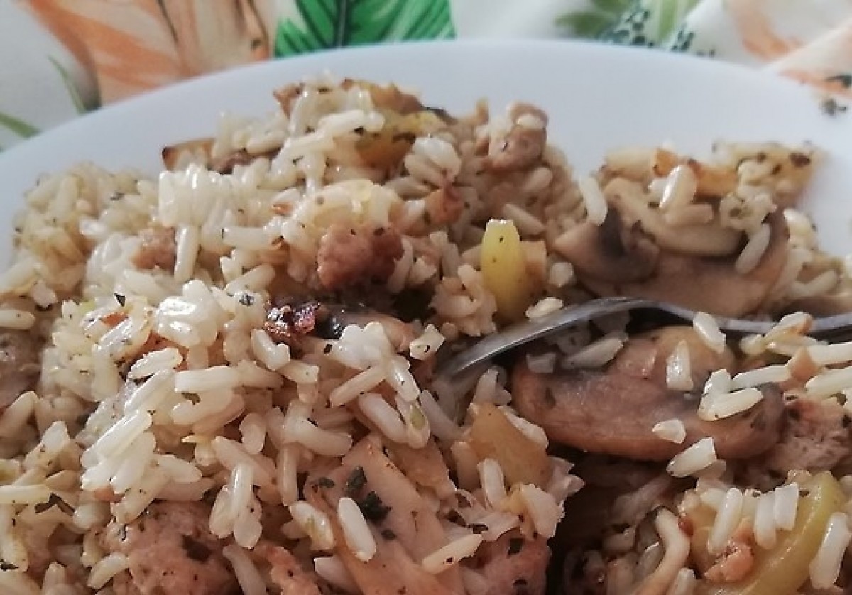 Przepis na Mięso mielone z ryżem cukinią i pieczarkami